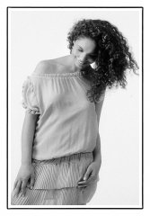 Model in fotostudio zwart-wit.jpg